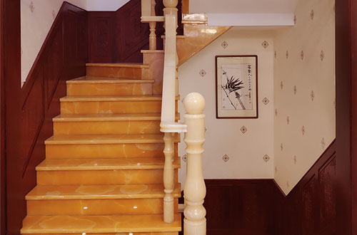 凤台中式别墅室内汉白玉石楼梯的定制安装装饰效果
