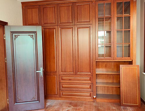 凤台中式家庭装修里定制的实木衣柜效果图